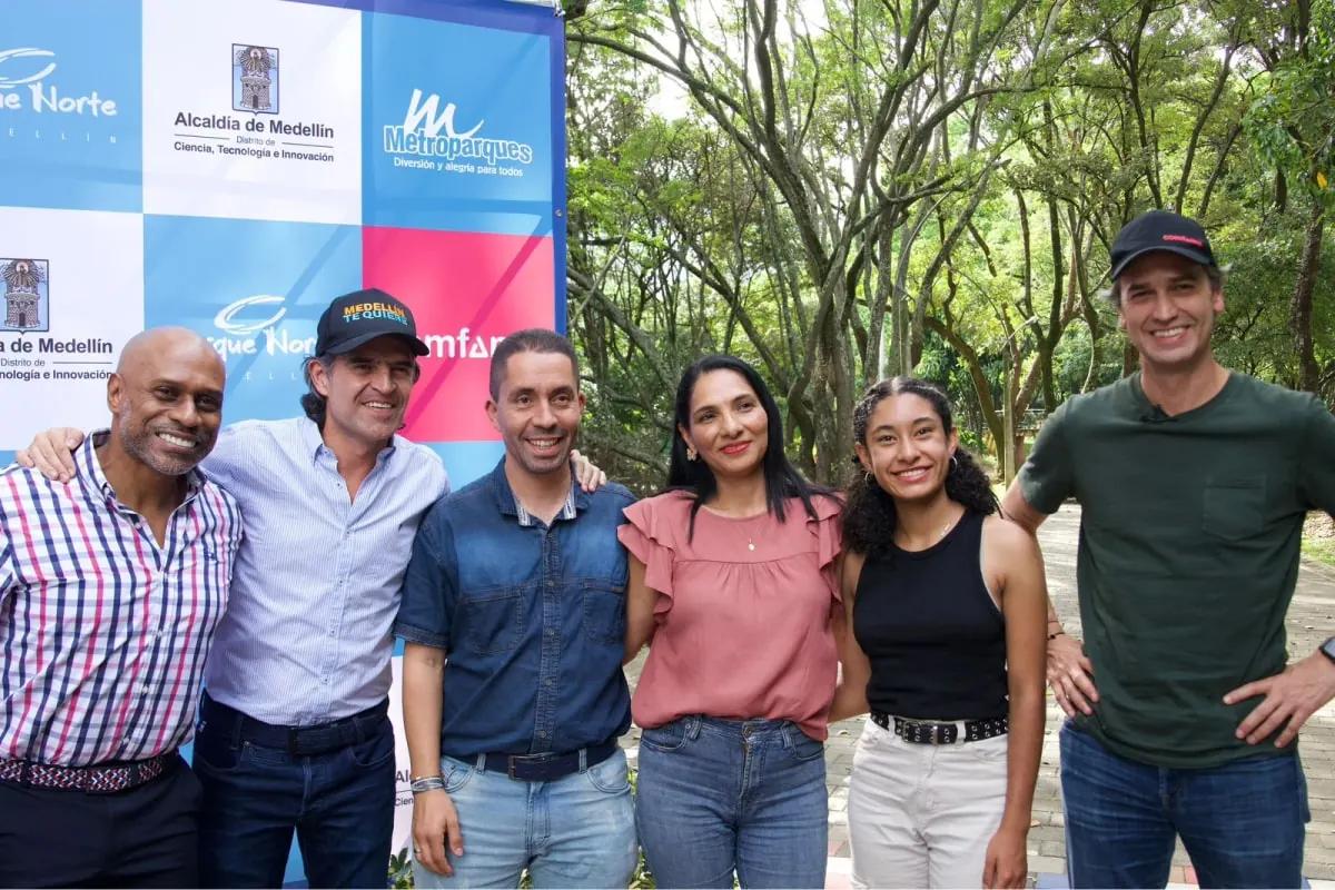 Comfama, Alcaldía de Medellín and Metroparques teams at a community event in Parque Norte, Medellín